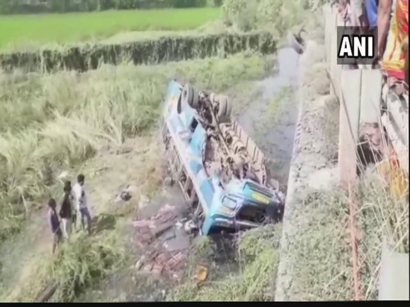 West Bengal : 6 people died, 20 injured when a bus fell into a canal in Hooghly district's Haripal | कालव्यात बस कोसळून भीषण अपघात, 6 जणांचा मृत्यू