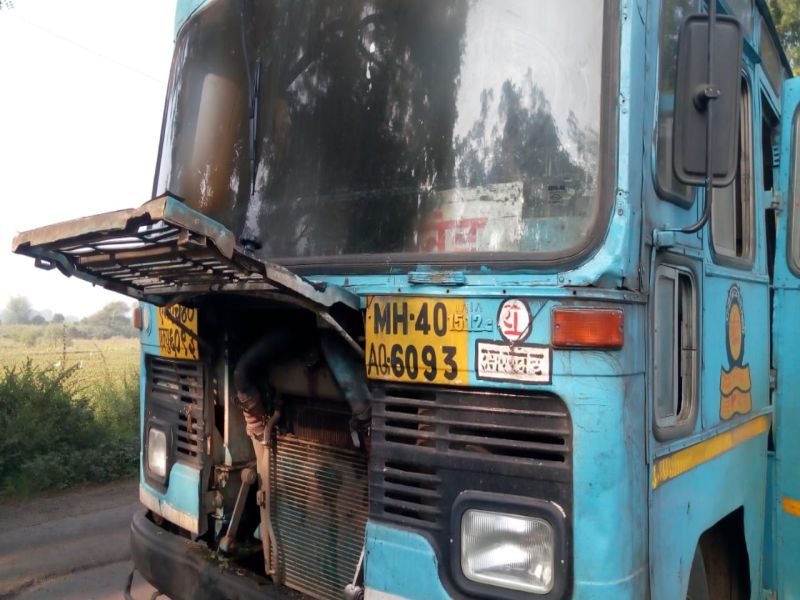 On the Pusad-Umarkhed route, the ST bus suddenly fire | पुसद-उमरखेड मार्गावर एसटी बसने अचानक घेतला पेट