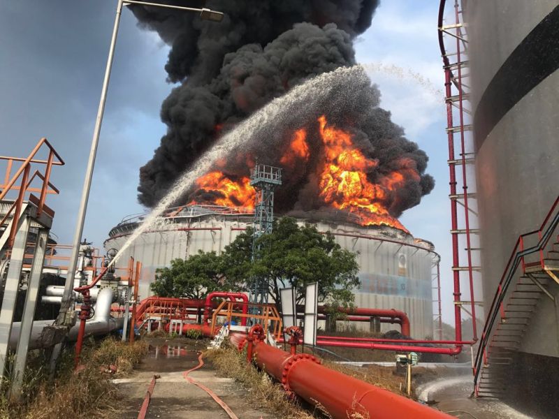 Fire at fuel tank on Boeing Island near Mumbai, firing on fire for 12 hours | मुंबईजवळील बुचर बेटावरील इंधनाच्या टाकीला भीषण आग, अग्नितांडव शमवण्याचे शर्थीचे प्रयत्न सुरू  
