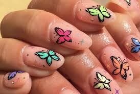 coronavirus : boerd in lockdwon? feeling dull? try this butterfly nail art on your fingers. | लॉकडाउनमध्ये बोअर झालात? डल वाटतंय? मग हे रंग नाचवा तुमच्या नखांवर !
