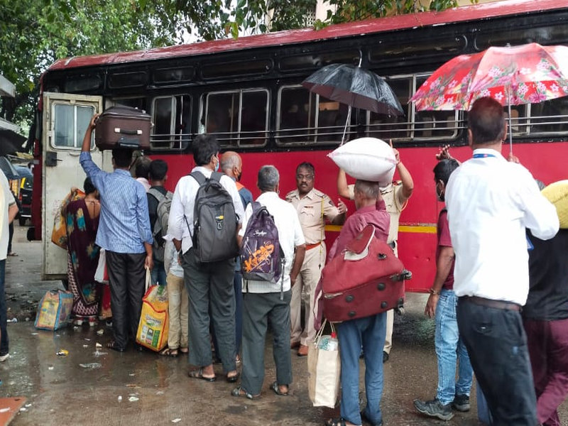 ST bus ran for the stranded passenger at the kasara railway station | रेल्वे स्थानकावर अडकलेल्या प्रवाशासाठी धावली लालपरी