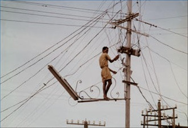 Power theft from public boards in Solapur; Only 18 out of 422 mandals got official electricity connection | सोलापुरात सार्वजनिक मंडळांकडून वीजचोरी; ४२२ पैकी १८ मंडळांनीच घेतली अधिकृत वीजजोडणी