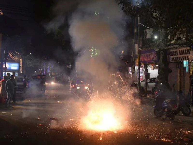 35 fires due to fireworks in mumbai, Crackers burst even after the time was up | फटाक्यांमुळे ३५ आगी; सुदैवाने जीवित किंवा वित्तहानी नाही