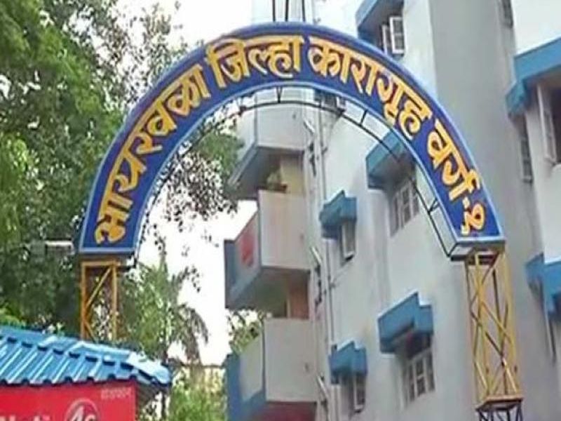 Food Poisoning : More than 50 prisoners of Byculla Jail have been admitted to Mumbai's JJ Hospital | मुंबई : भायखळा कारागृहातील 300 कैद्यांना विषबाधा 