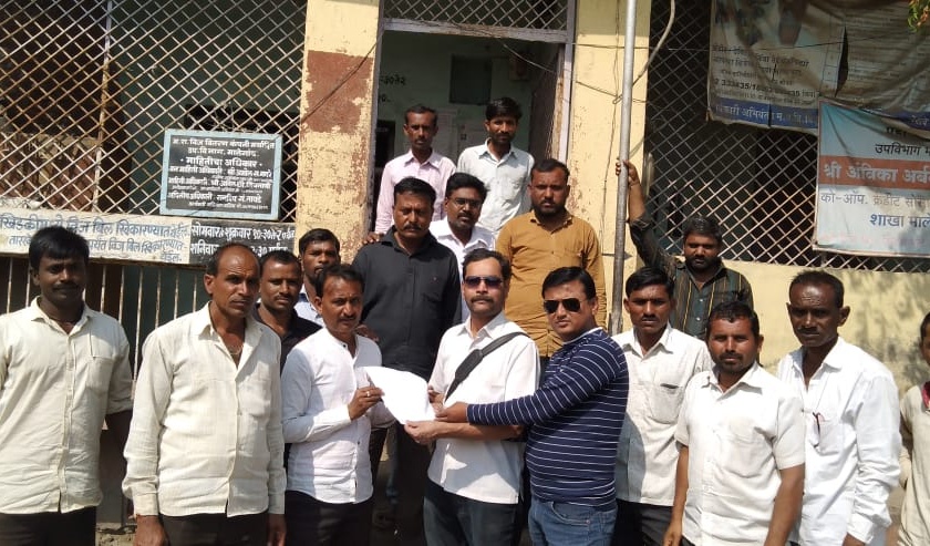 Farmers agitation at MSEDCL office | शेतकऱ्यांची महावितरण कार्यालयात धडक