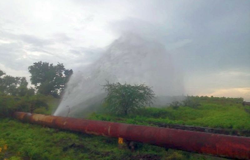 Time of artificial water crisis on Dhulekar due to leakage | गळत्यामुळे धुळेकरांवर कृत्रिम जलसंकटाची वेळ