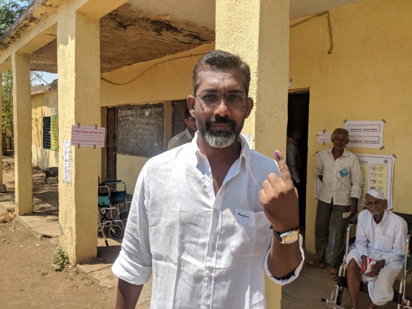 Got voted ....! Nagraj Manjule voted in Jeur | मतदान झालं जी....! नागराज मंजुळे यांनी केले जेऊरमध्ये मतदान