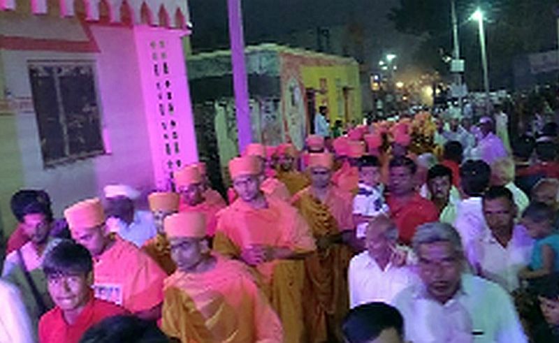  3 Saints give a gift to Swaminarayan Temple of Songeer | सोनगीरच्या स्वामीनारायण मंदिरास १५० संतांनी दिली भेट