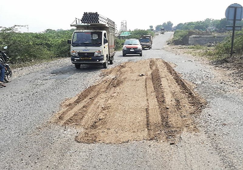  Strong soil filler on the highway | महामार्गावर चक्क मातीचा भराव