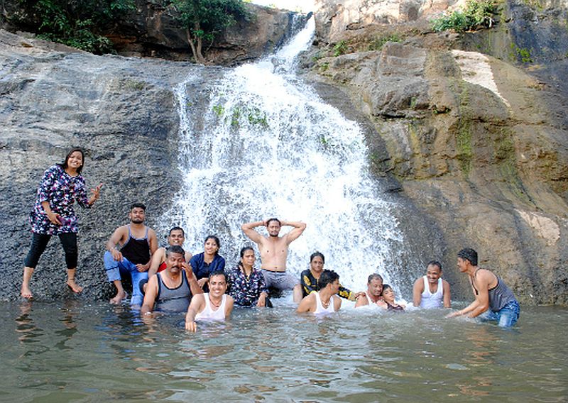 Waterfalls that mark the tourists | पर्यटकांना खुणावतो नवादेवी धबधबा
