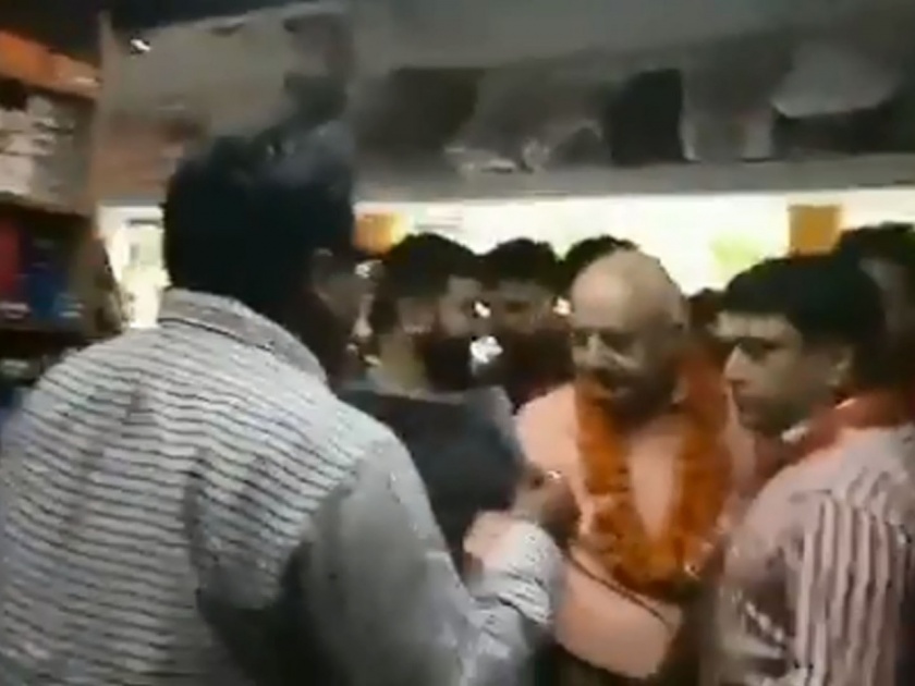 Video: Anupam Kher came for the vote, the shopkeeper announced in the menifesto of 2014 bjp | Video : मत मागायला आले अनुपम खेर, दुकानदाराने 2014 चा जाहीरनामाच दाखवला