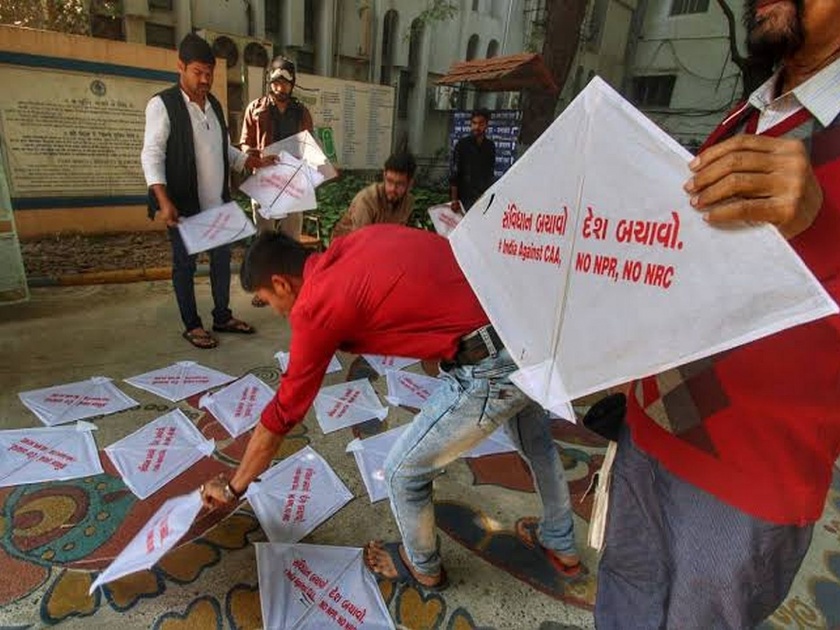 Police enter Gujarat Vidyapith disrupt kite festival carrying anti CAA slogans | CAA: मोदींच्या गुजरातमध्ये विरोधाचे पतंग गुल; उडवण्यापूर्वीच पोलिसांकडून जप्त