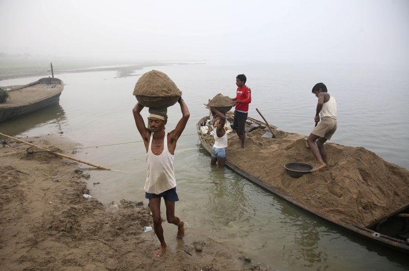 Illegal sand transportation in Gondia district during covid period | गोंदिया  जिल्ह्यात कोविड काळात अवैध रेती वाहतुकीला उधाण 