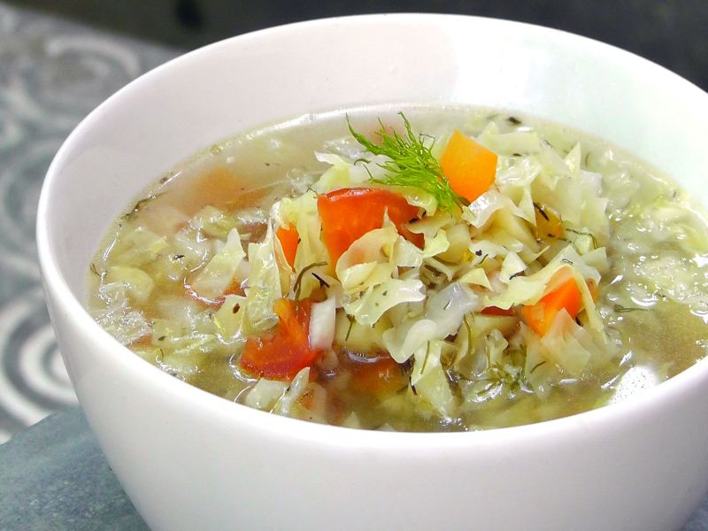 Cabbage soup is helpful in reducing weight this is the right recipe | वजन कमी करण्यासाठी फायदेशीर ठरतं कोबीचं सूप; असं करा तयार!