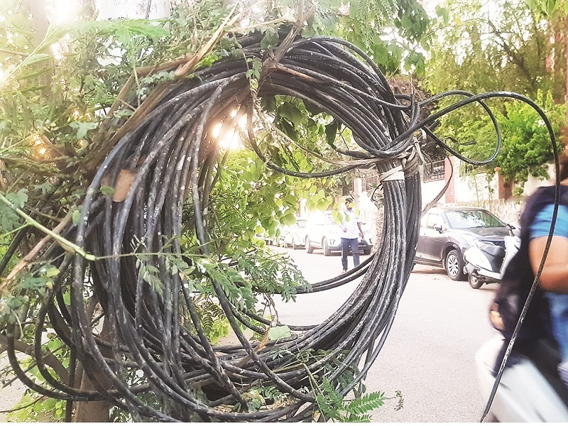 The encroachment removal department reports, 'We have removed the cables from city ...' | अतिक्रमण हटाव विभागाचा अहवाल,‘आम्ही शहरातील केबल काढलीय...’