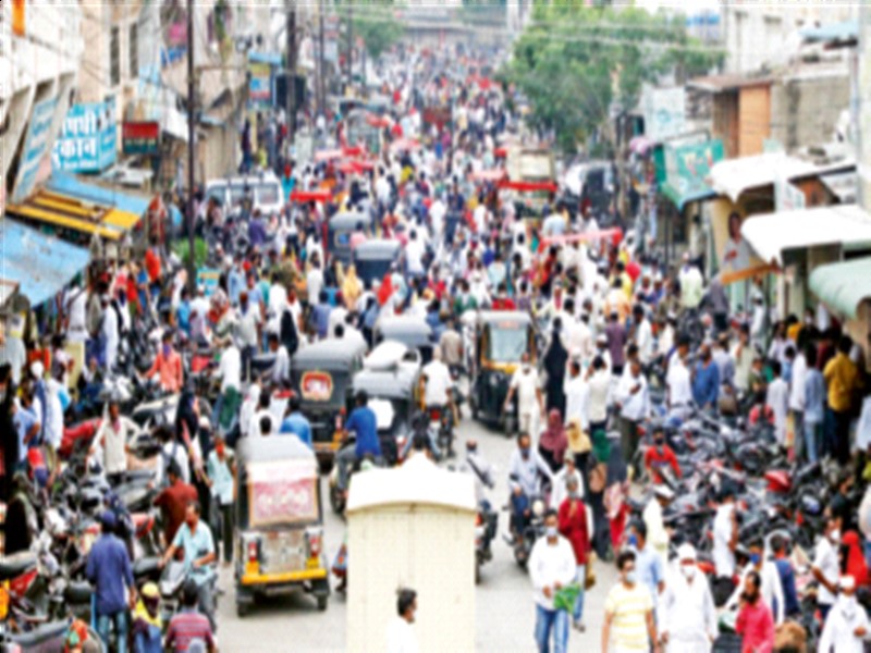 Crowds erupted after the announcement of strict restrictions | कडक निर्बंधाच्या घोषणेनंतर उसळली गर्दी