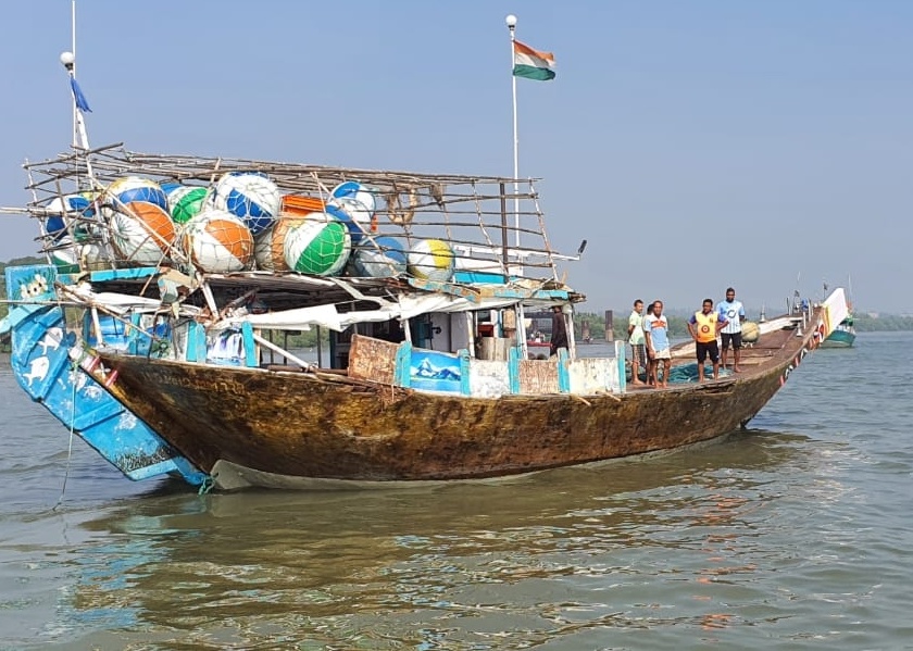 Fatal attack on another fishing boat at sea, charges filed in vasai | समुद्रात मच्छिमार बोटीवर दुसऱ्या बोटीचा जीवघेणा हल्ला, गुन्हा दाखल
