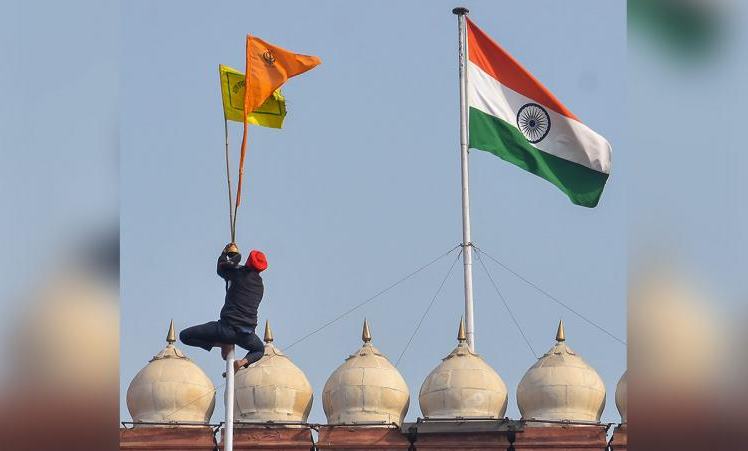 Protesters in Delhi did not remove the tricolor or hoist the Khalistani flag farmer protest | दिल्लीतील आंदोलकांनी ना तिरंगा हटवला, ना खलिस्तानी झेंडा फडकवला