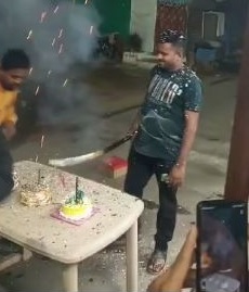 ‘Birthday boy’ cutting cake with sword in trouble; Video clip goes viral on social media | तलवारीने केक कापणारा ‘बर्थ डे बाॅय’ पोलीस कोठडीत; सोशल मीडियावर व्हिडीओ क्लिप व्हायरल