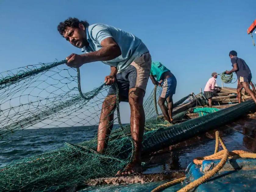 Compensation to fishermen during fishing ban period | मासेमारी बंदी कालावधीत कोळी बांधवांना नुकसानभरपाई
