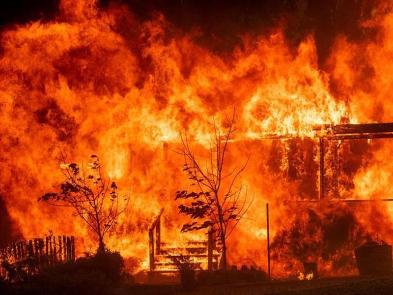 These videos of California wildfires make you think so badly | California Wildfires: कॅलिफोर्नियातील अग्निकल्लोळाचे थरकाप उडवणारे व्हिडीओ
