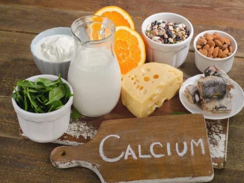 these signs appear in the body when calcium deficiency | शरीरातील कॅल्शिअमच्या कमतरतेची 7 लक्षणं; चुकूनही दुर्लक्ष करू नका!