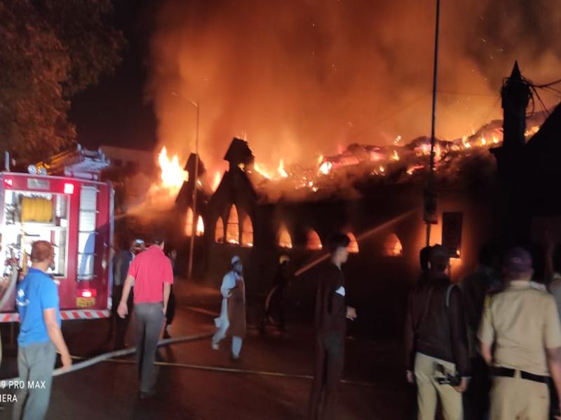 A huge fire engulfed 25 shops in Shivaji Market in Pune | पुण्यातील शिवाजी मार्केटला भीषण आग, 25 दुकाने जळून खाक