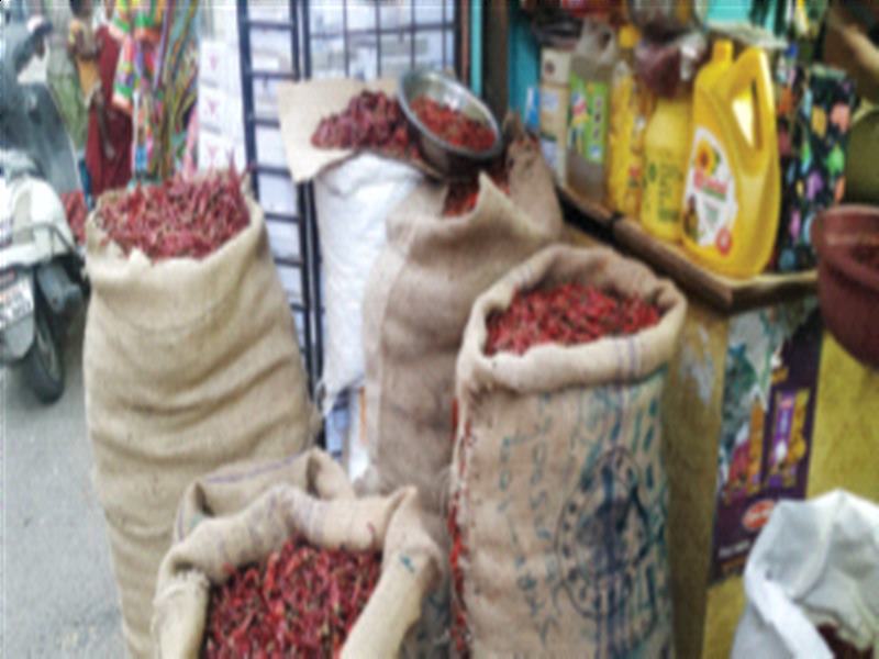 Expensive spicy spices in the morning | कालवणाला तडका महागड्या झणझणीत मसाल्यांचा