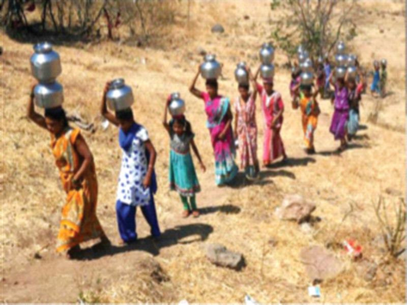 The pot on the heads of tribal women in March itself | मार्चमध्येच आदिवासी महिलांच्या डोक्यावर हंडा