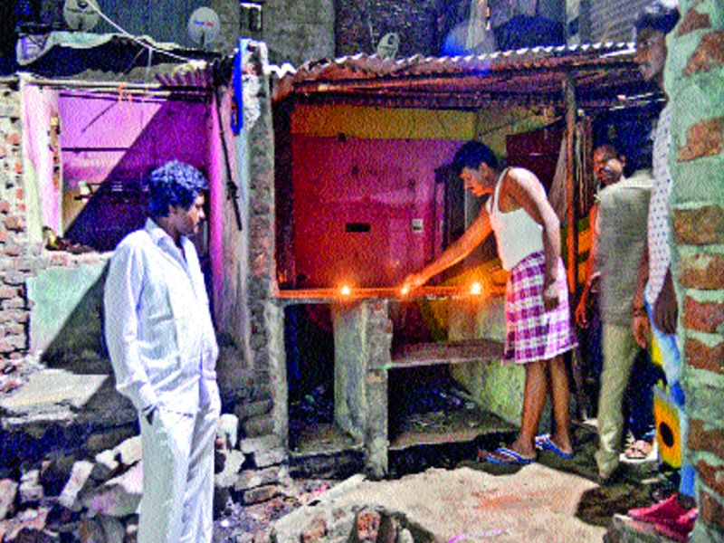 Diwali brightened in fallen houses due to lack of help | कालवाबाधितांची ‘दीन’ दिवाळी, मदत न पोहोचल्याने पडक्या घरांमध्येच उजळविले दीप