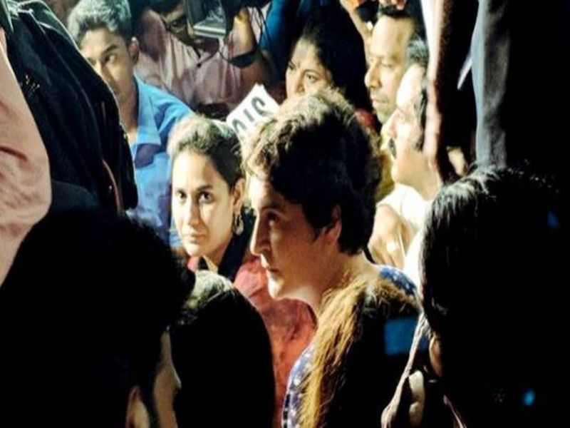 Priyanka Gandhi gets angry at the candlelight march | ...तर सरळ घरी चालते व्हा; धक्काबुक्की झाल्यामुळे प्रियांका गांधी संतापल्या