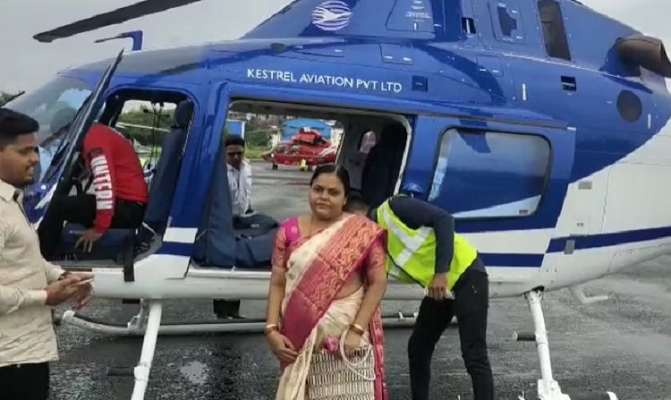 Ulhasnagar son pradip gift to mother with helicopter ride in mumbai, viral on socail media | आईच्या वाढदिवशी मुलाने केलं असं काही, माऊलीला आनंदाश्रू आवरताच आले नाही