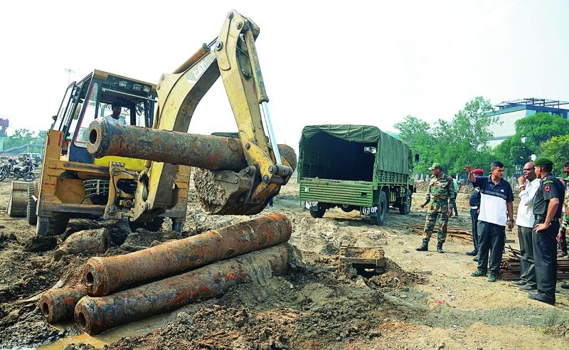 Canon In custody of Military found in an excavation at Kasturchand Park | कस्तुरचंद पार्कमधील खोदकामात सापडलेल्या तोफा सैन्याच्या ताब्यात