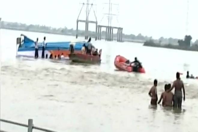 15 pilgrims die in Andhra river | आंध्रात कृष्णा नदीत १५ भाविकांचा मृत्यू