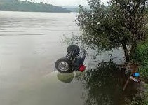 Husband and wife who went for tourism, car with child sank in Panshet dam; Woman's death, both rescued | पर्यटनासाठी गेलेल्या पती - पत्नी, मुलासह कार पानशेत धरणात बुडाली; महिलेचा मृत्यू, दोघं बचावले