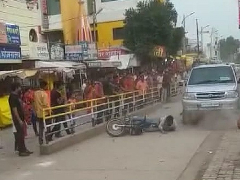 Two-wheeler entered the CM's | मुख्यमंत्र्यांच्या ताफ्यात घुसला दुचाकीस्वार