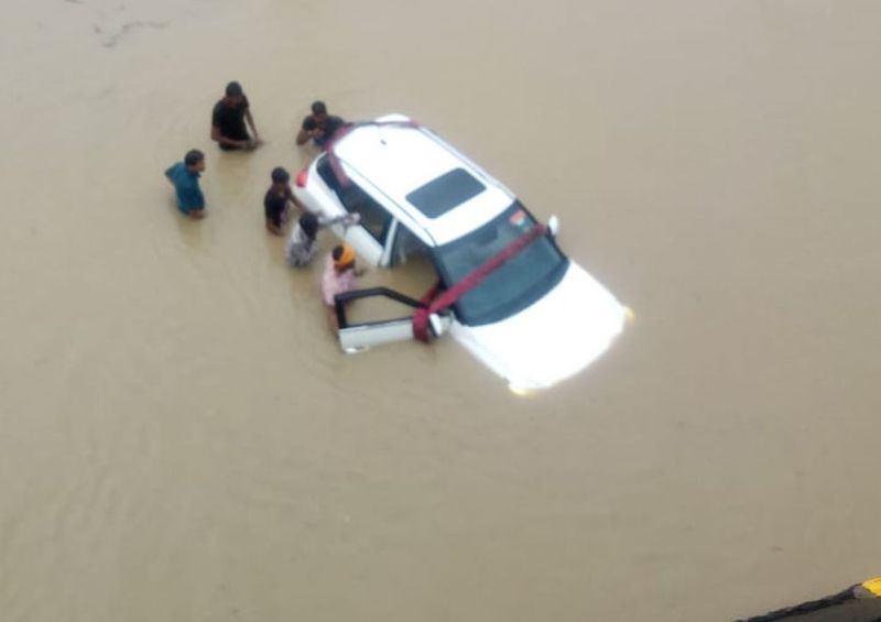 They saved in flood in Nagpur district | म्हणतात ना देव तारी त्याला कोण मारी...