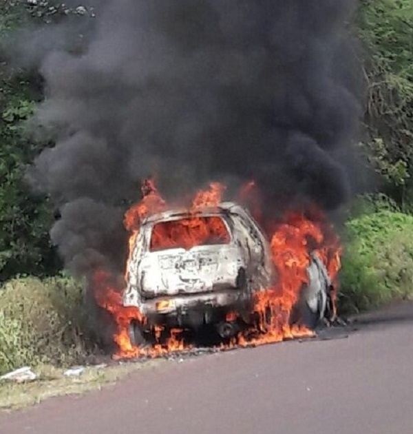  Car burns near Kithapur near Khak | कडेपूरजवळ कार जळून खाक