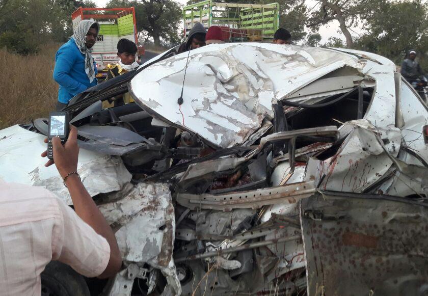 Rajur Ghat, the car ran on the tree; Gramsevak killed, one serious |  राजुर घाटात टायर फुटल्याने भरधाव कार झाडावर आदळली; ग्रामसेवक ठार, एक गंभीर