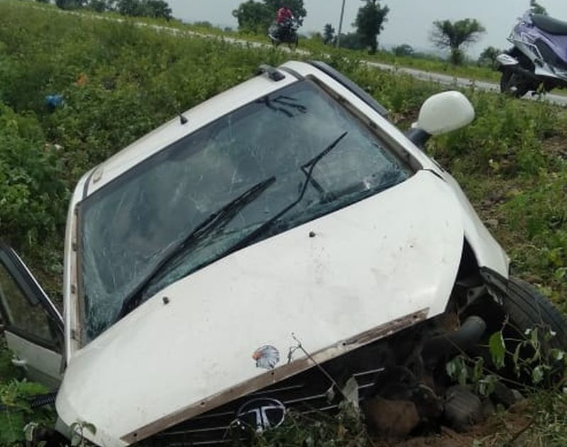 The car overturned on the Khamgaon-Chikhali road; Two killed | खामगाव-चिखली मार्गावर कार उलटली; दोन ठार; तीन जखमी