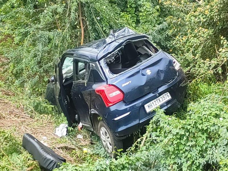 The car plunged 50 feet after not anticipating the turn; Incident in Koregaon Bhima, 3 injured | वळणाचा अंदाज न आल्याने कार ५० फूट खाली कोसळली; कोरेगाव भीमातील घटना ,३ जखमी