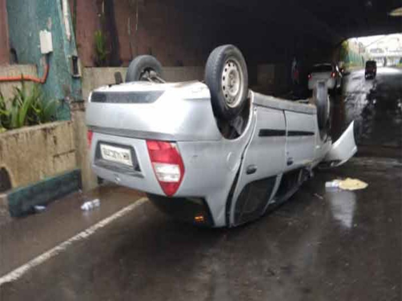 car accident due to drivers control left | आकुर्डीत चालकाचे नियंत्रण सुटल्यामुळे मोटार पलटी 