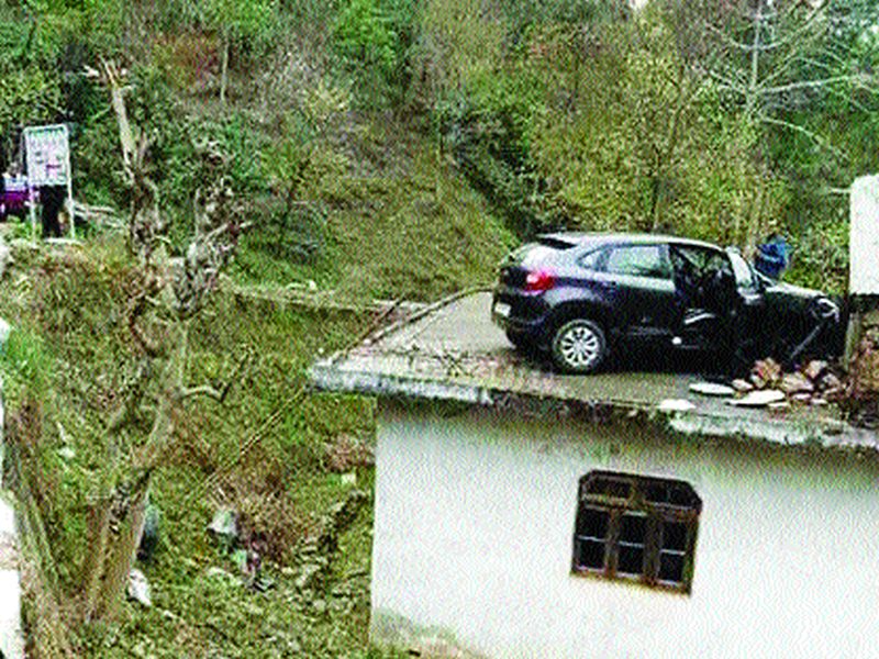 The car went directly from the highway to the roof of the house | हायवेवरून कार गेली थेट घराच्या छतावर