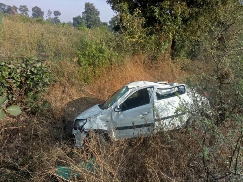 Car crash on Nagpur-Jalna road; passenger injured | नागपूर-जालना मार्गावर कार खड्ड्यात कोसळली; जीवित हानी नाही