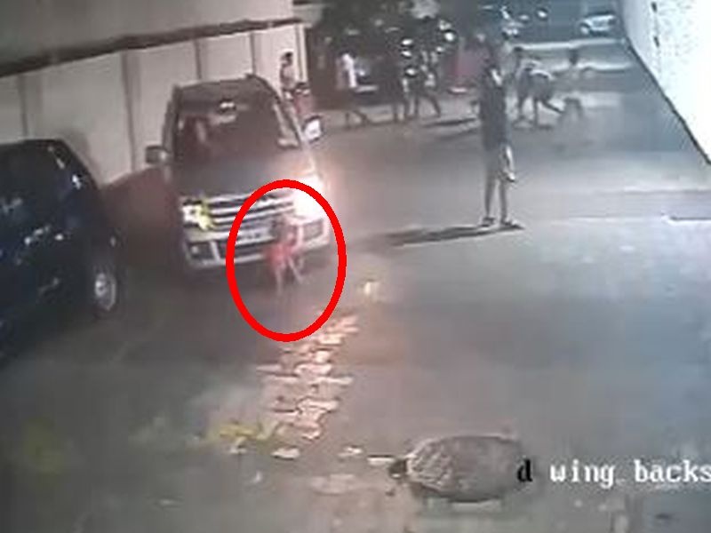 The woman arrested and rescued by an unsafe car | बेदरकार गाडी चालवत मुलाला फरफटत नेणाऱ्या महिलेला अटक आणि सुटका