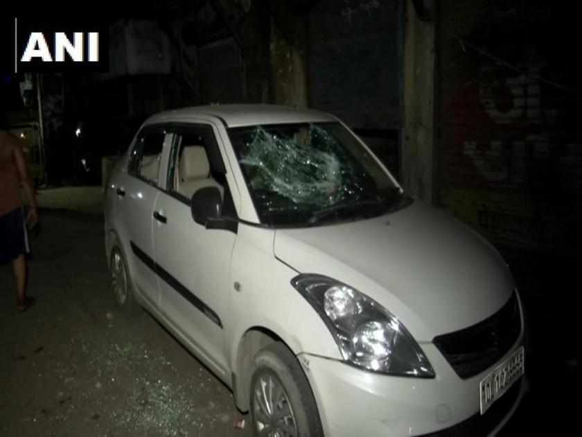 Thrilling! Delhi goons, women vandalizing vehicles, children beaten to death | थरारक! दिल्लीतील गुंडांचा हैदोस, गाड्यांची तोडफोड करत महिला, लहान मुलांनी केली बेदम मारहाण 