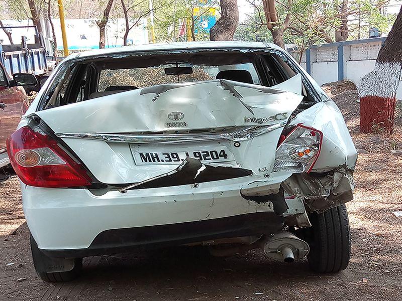 Car accidents in Jalgaon | नांदुरा येथे अंत्ययात्रेला जाताना जळगाव येथे कारला अपघात