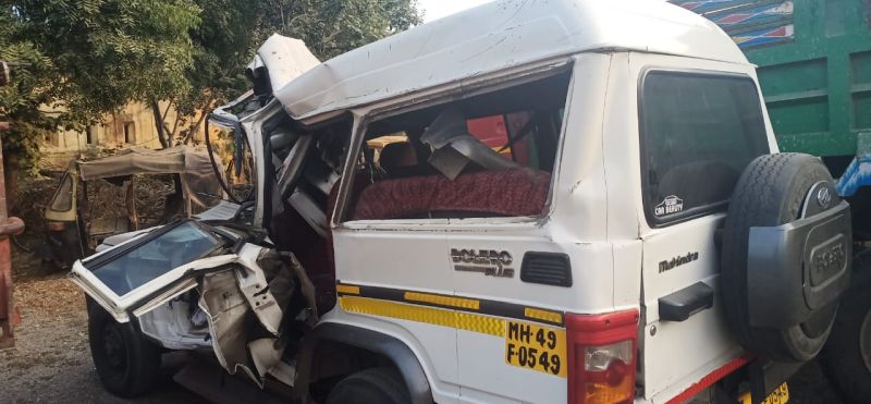 Newspaper taxi hit tractor; Two killed: 1 critical | वृत्तपत्र टॅक्सीची उभ्या ट्रॅक्टरला धडक; दोन ठार : ३ गंभीर