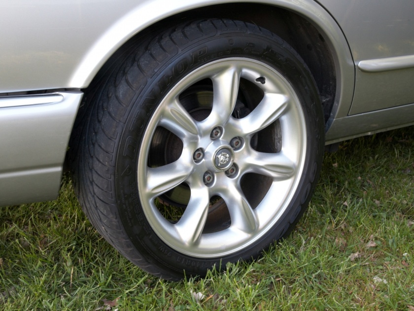 Alloy wheels for tyres good for good grip | अॅलॉय व्हीलच्या वापराने रस्त्यावर ठेवा तुमच्या कारच्या टायरची पकड मजबूत