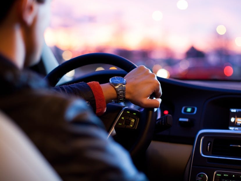 Drivers using mobile four times more likely to have accident: WHO report | गाडी चालवताना मोबाईल वापरल्यास चार पटीनं वाढतो अपघाताचा धोका- रिपोर्ट